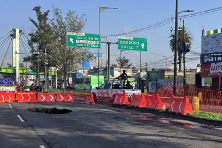 Por socavones cierran carriles en la calzada Ignacio Zaragoza de la CDMX