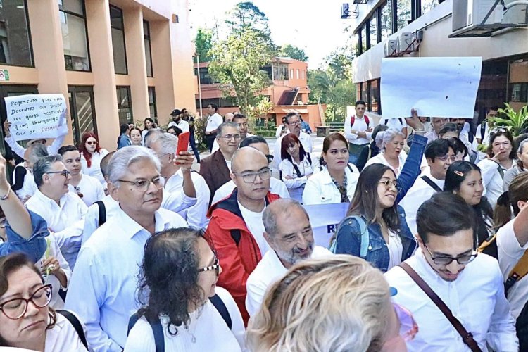 Estudiantes y trabajadores de la UV se manifiestan en contra de la prórroga del rector