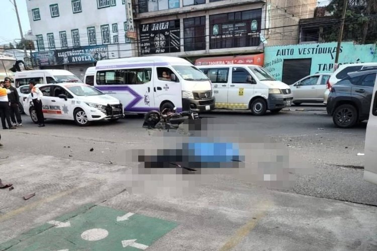 Motocicleta muere tras choque contra combi en Ixtapaluca; conductor intenta darse a la fuga
