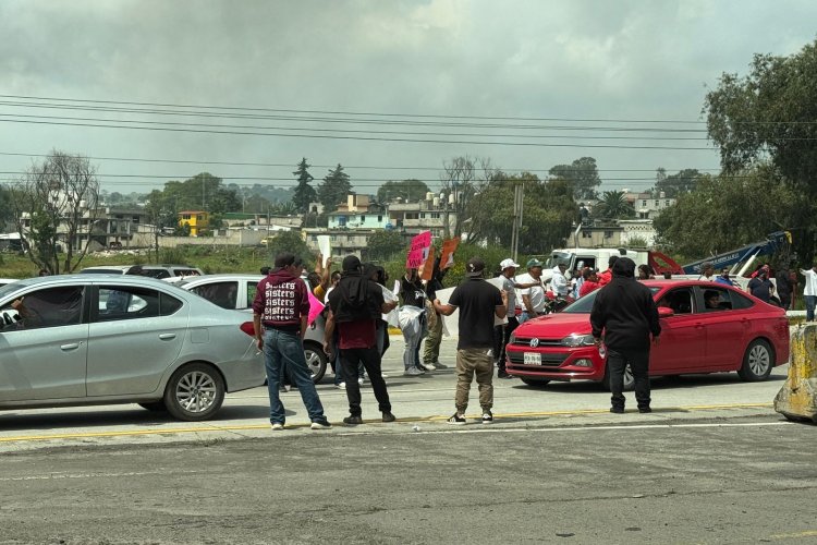 Bloquean autopista México-Querétaro; exigen aparición de taxistas y mejorar condiciones de seguridad