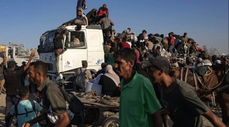 Vuelca camión con ayuda humanitaria y aplasta a 20 personas que esperaban por alimentos en la Franja de Gaza