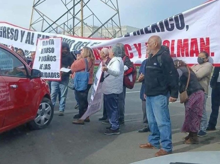 Colonos bloquean la Lechería-Texcoco; piden solución a situación limítrofe para tener servicios básicos