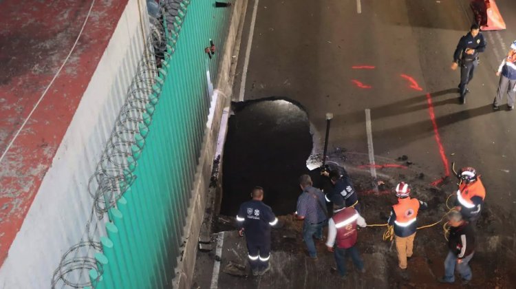 Nuevo socavón aparece en Periférico Oriente en Iztapalapa y atrapa a un camión de carga