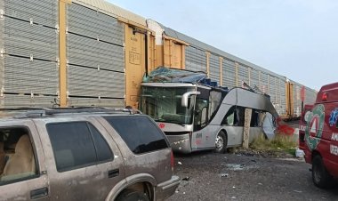 Tren embiste autobús en Atlacomulco y deja al menos ocho muertos y 45 heridos