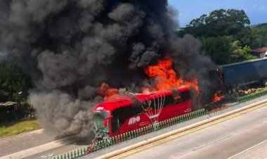 Choque entre autobús y tractocamión provoca incendio en la autopista Puebla-Veracruz