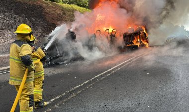 Permanece cerrada autopista México-Tuxpan por explosión de pipa de gas