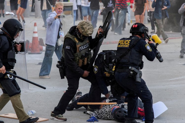 Gobierno de Trump facultará a policías de inmigración a portar armas y realizar arrestos