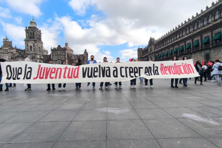Granaderos intentan desalojar a estudiantes en el Zócalo; ellos logran pasar