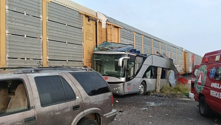 Tren embiste autobús en Atlacomulco y deja al menos ocho muertos y 45 heridos