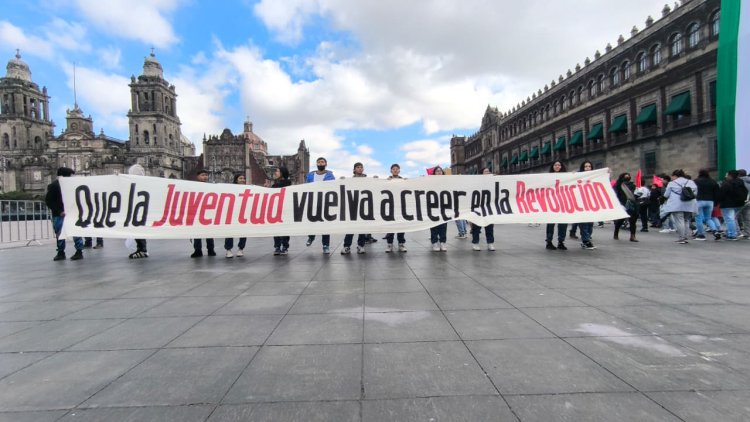 Granaderos intentan desalojar a estudiantes en el Zócalo; ellos logran pasar