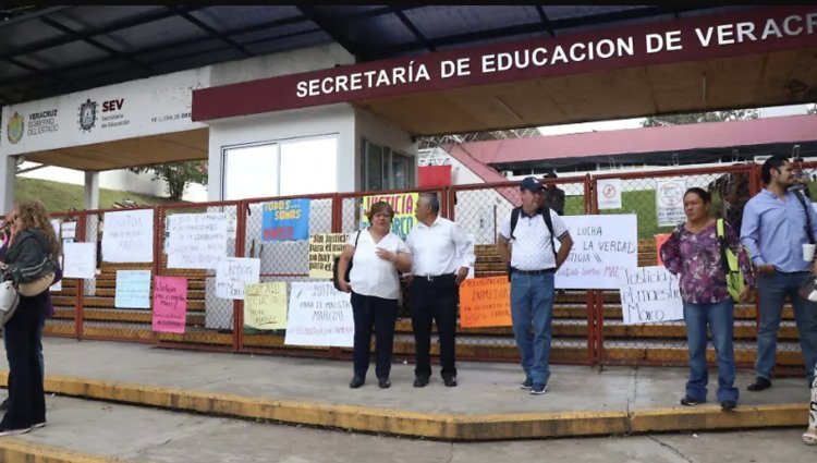 Bloquean la carretera Xalapa-Veracruz; exigen reinstalación de docente de primaria