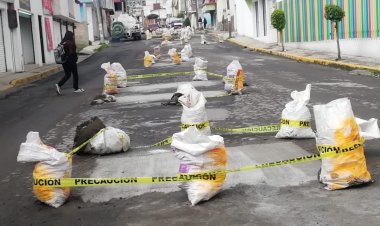 Escuela privada en Toluca repara calle ante el abandono de autoridades