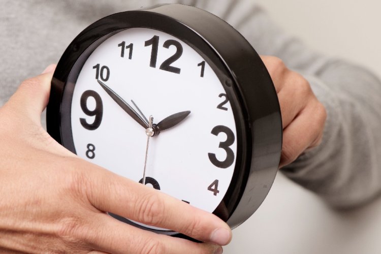 Se atrasará el reloj una hora por cambio de horario en varios municipios de México
