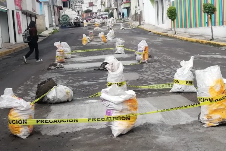 Escuela privada en Toluca repara calle ante el abandono de autoridades