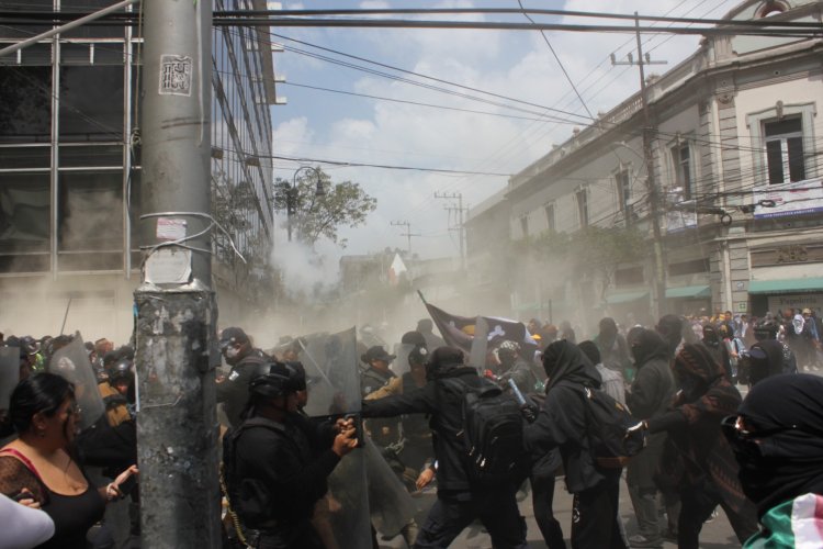 Enfrentamiento entre estudiantes de la UAEMex y policías deja diez heridos durante marcha del 2 de octubre en Toluca