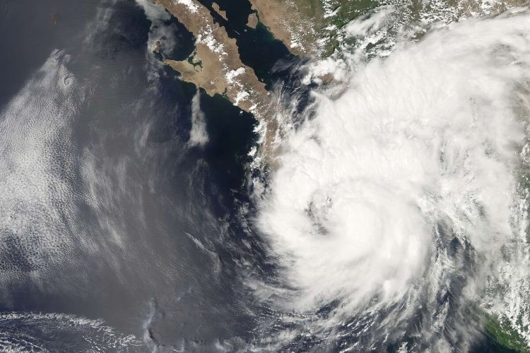 Huracán Priscila se intensifica a categoría 2; alertan por fuertes lluvias en próximas horas