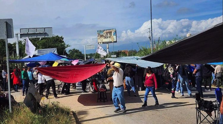 Paro nacional de la CNTE colapsa carreteras en al menos cinco estados de la república