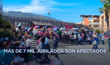 Protestan maestros jubilados en Chilpancingo por falta de pagos