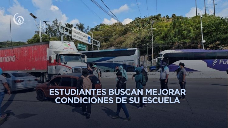 Bloquean normalistas de Ayotzinapa la Autopista del Sol