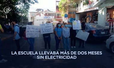 Bloquean calles alumnos de la UPN en Guerrero; exigen se restablezca la luz