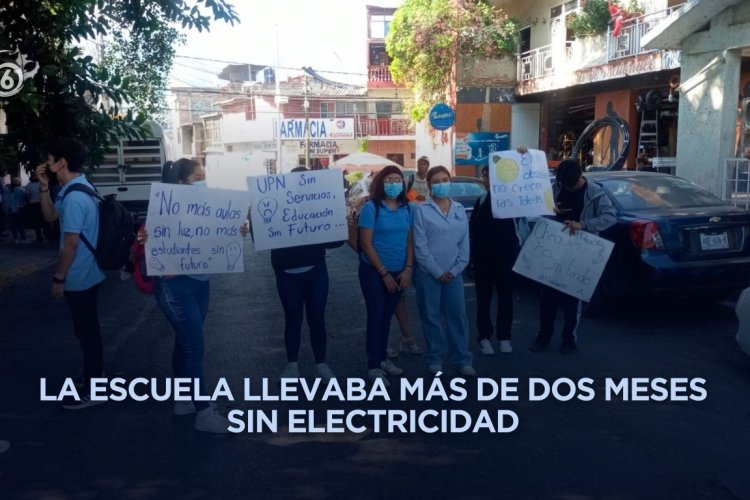 Bloquean calles alumnos de la UPN en Guerrero; exigen se restablezca la luz