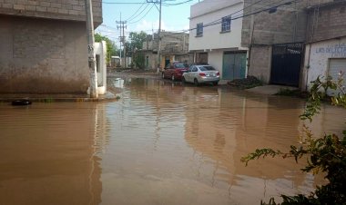 Aguas negras invaden domicilios en colonia de Texcoco