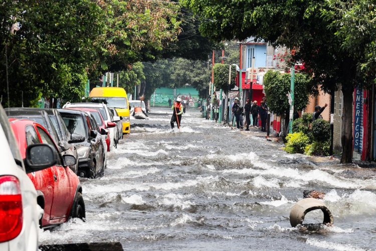 Megafuga de agua afecta a decenas de familias en límites de Iztapalapa y Tláhuac