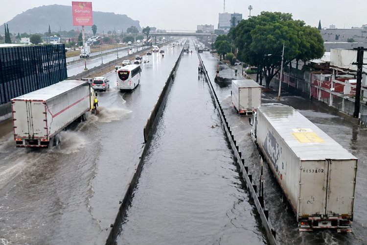 Lluvias provocan severas inundaciones en la México-Puebla y zona oriente del Edomex