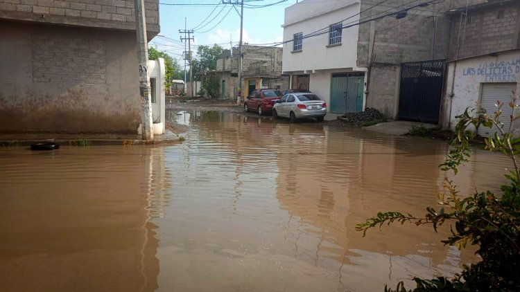 Aguas negras invaden domicilios en colonia de Texcoco