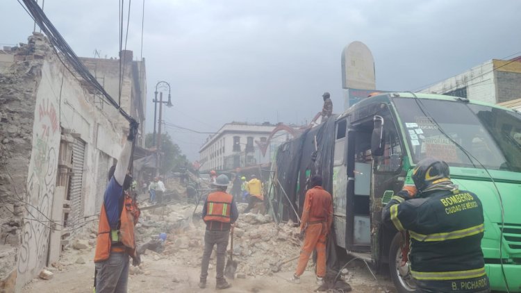Colapsa de barda en obra del Centro de la CDMX deja cuatro personas lesionadas