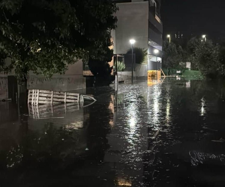 Fuertes lluvias dejan inundaciones, deslaves y vehículos atrapados al poniente de la CDMX