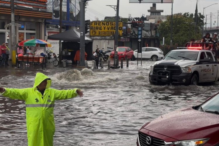 Lluvias colapsan calzada Zaragoza y provocan afectaciones