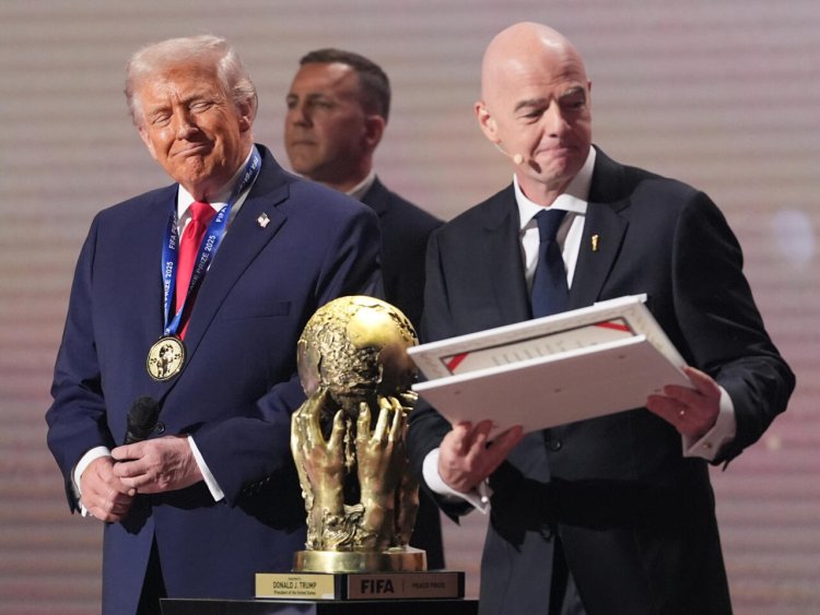 Piden investigar “Premio de la Paz” que presidente de la FIFA dio a Trump